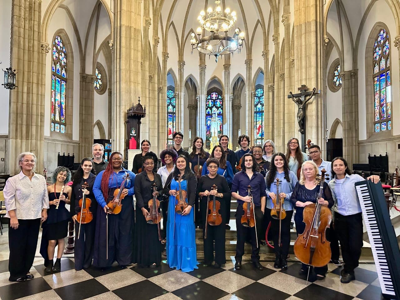 Orquestra do Centro de Artes Suzuki reunida no altar da Catedral de Petrópolis após o Concerto das Bodas de Coral
